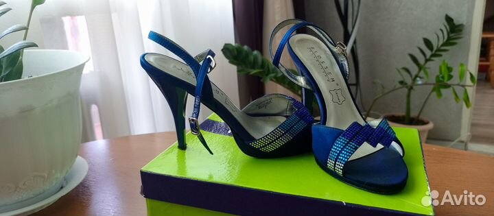 Продам босоножки
