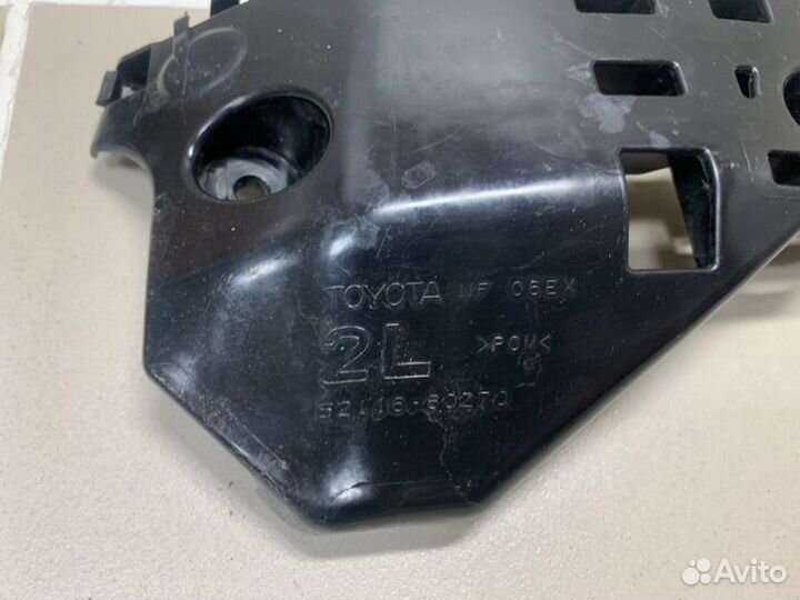 Крепление бампера переднее левое Toyota Land