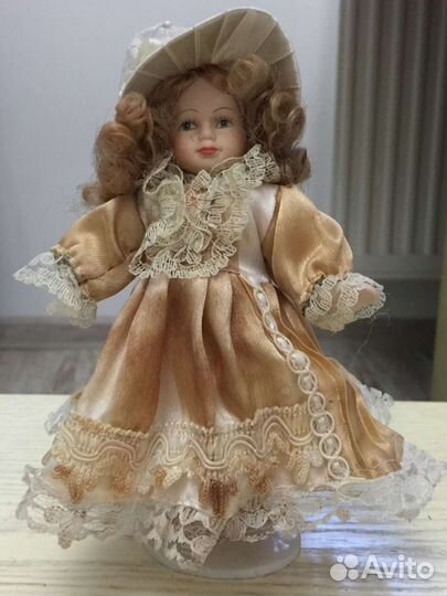 Кукла фарфоровая