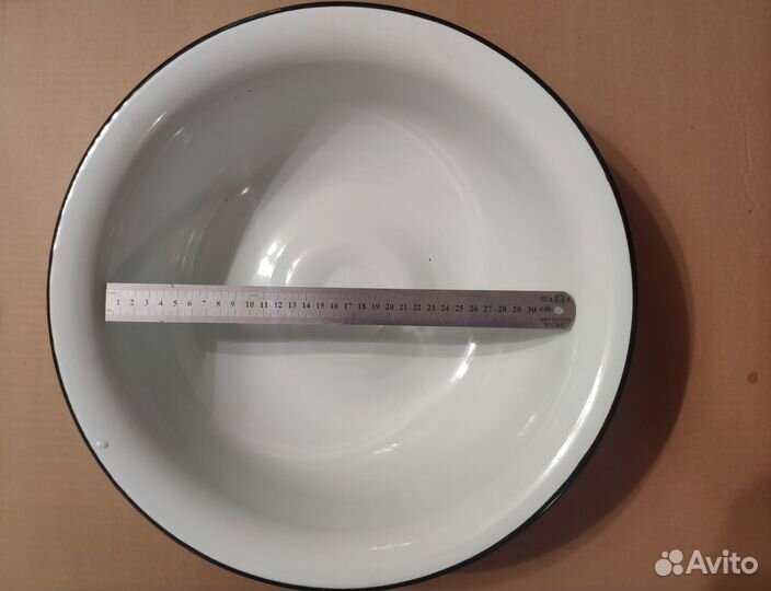 Эмалированные тазы и блюда