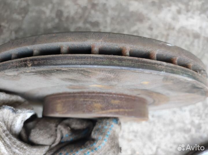 Передние суппорта и диски Toyota Avensis t25