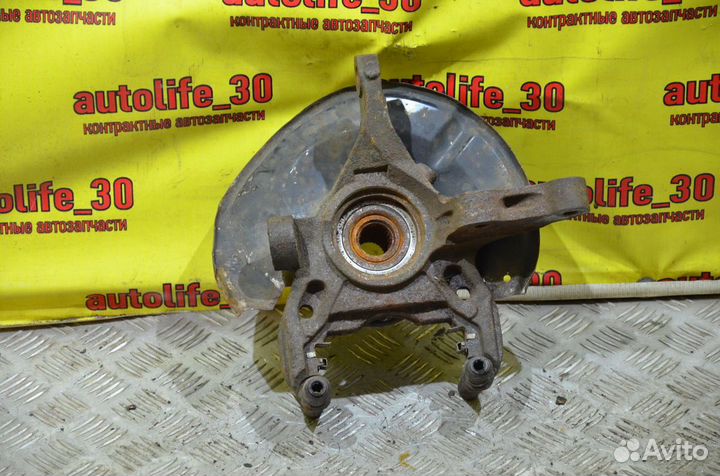 Поворотный кулак передний левый Mitsubishi Colt