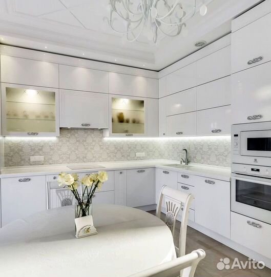 Угловая кухня в потолок. Кухонный гарнитур на зака