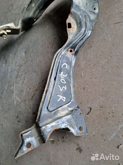 Кронштейн фары правый Mercedes W203