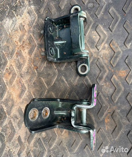 Петли задней левой двери Nissan Navara