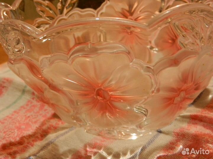 Посуда: вазы, тортница, тарелки, чайник