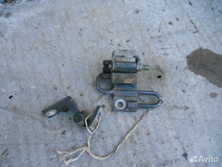 Петля передняя правая нижняя 4B0831412B Audi A6 C5