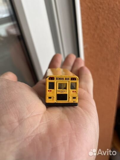 Модель школьного автобуса Matchbox