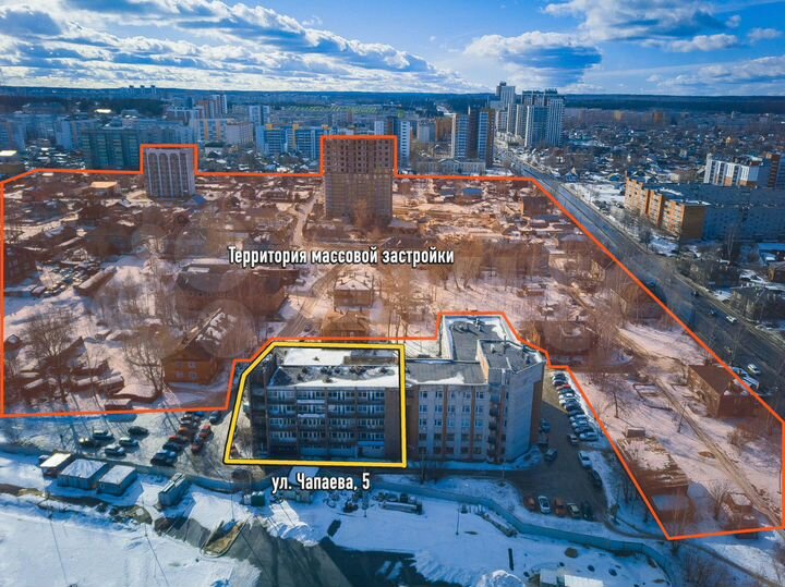 Здание с участком в центре