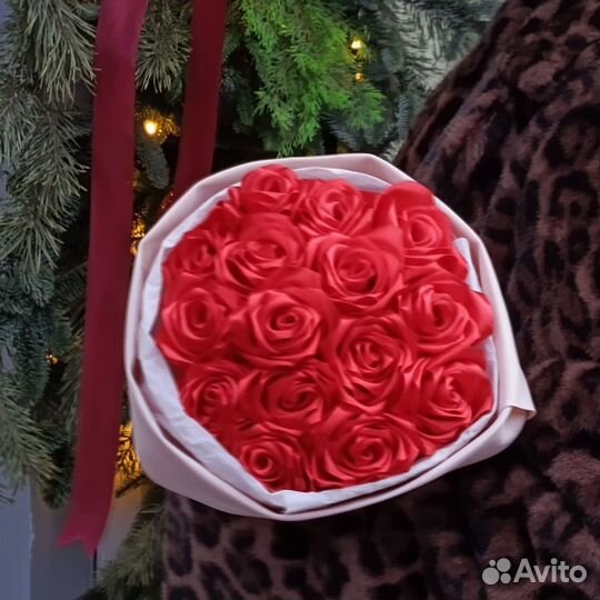 Розы из атласных лент