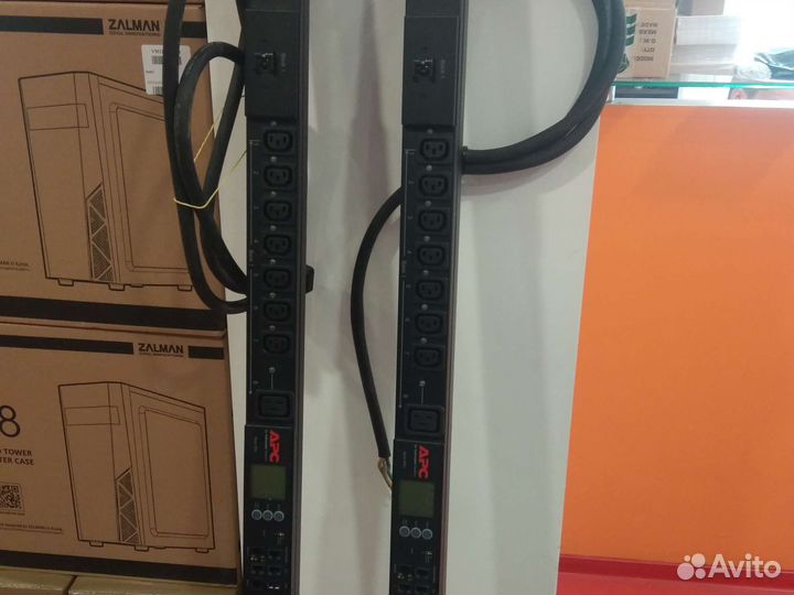 Блок розеток в стойке APC Rack PDU