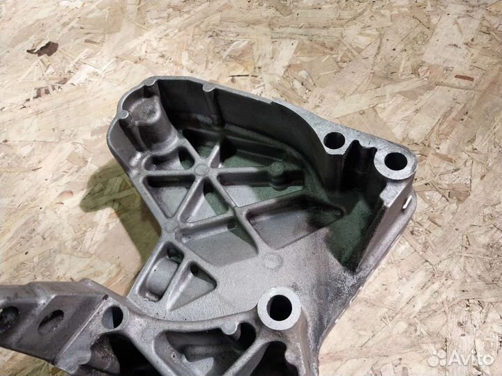 Кронштейн двигателя правый Renault Megan 2 1.5 K9K