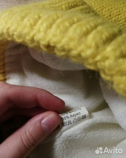 Демисезонная желтая шапка friends