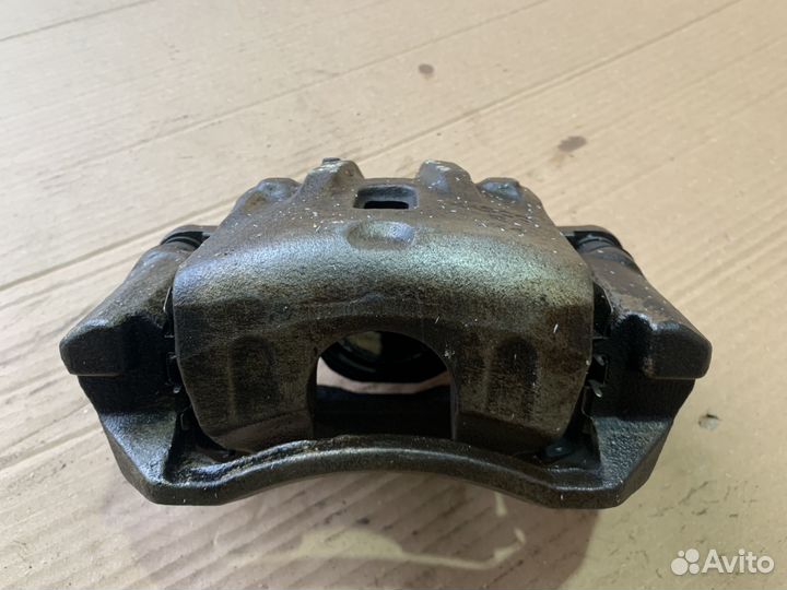 Суппорт передний Kia Carens 2 FJ 02-06