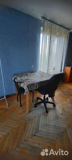 Стол и компьютерный стул