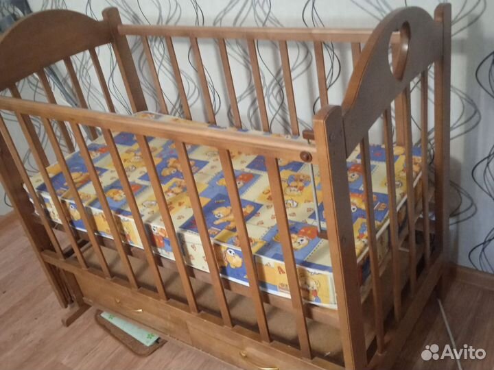 Детская кроватка с маятником