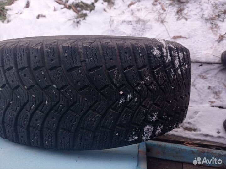 Michelin X-Ice North 4 215/55 R16