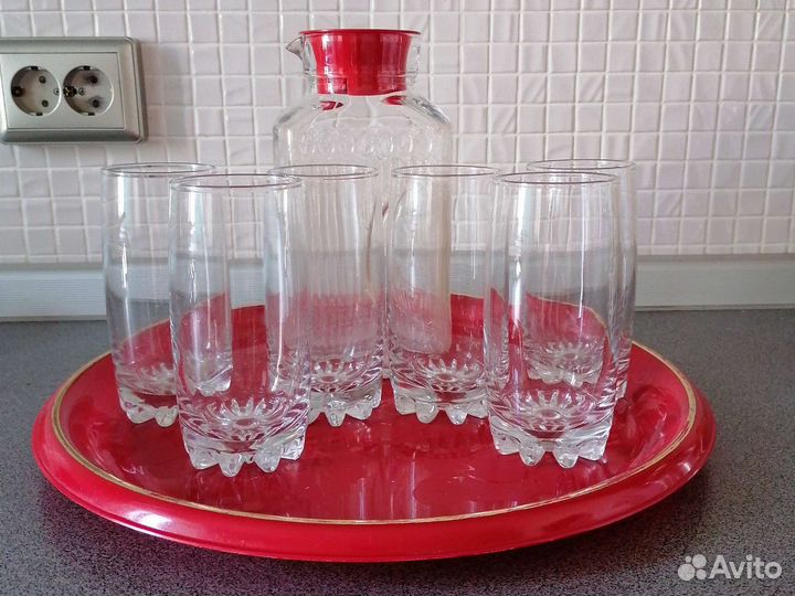Стаканы с графином и подносом