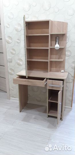 Туалетный столик с зеркалом и подсветкой