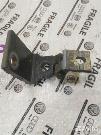 Петля двери передняя правая Audi A4 B5 AQD