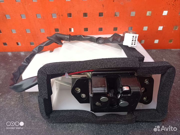 Замок багажника Toyota sequoia 2