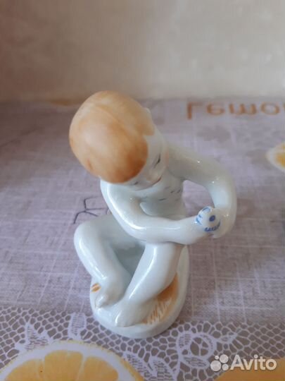 Статуэтка мальчик с рыбкой лфз