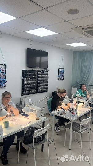 Требуется модель на маникюр