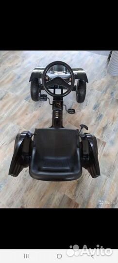 Машина на педалях