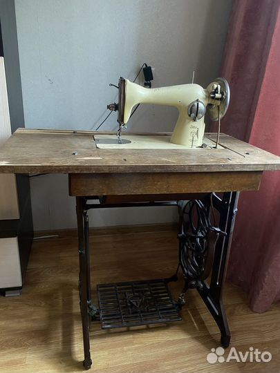 Старинная швейная машинка