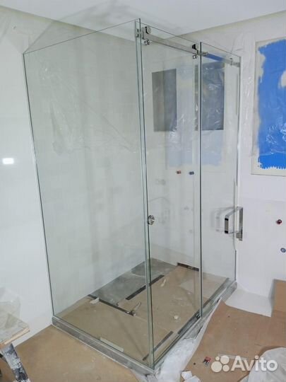 Стеклянные душевые перегородки