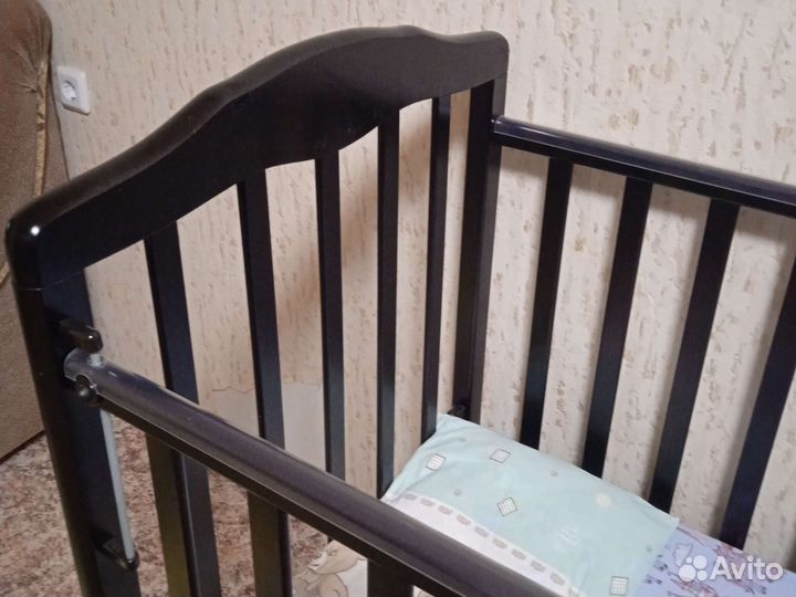 Детская кроватка с маятником