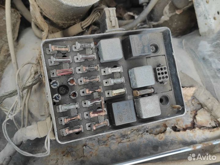 Блок предохранителей подкапотный bmw e23