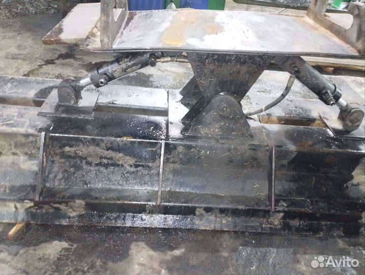 Отвал с гидроцилиндрами поворотный