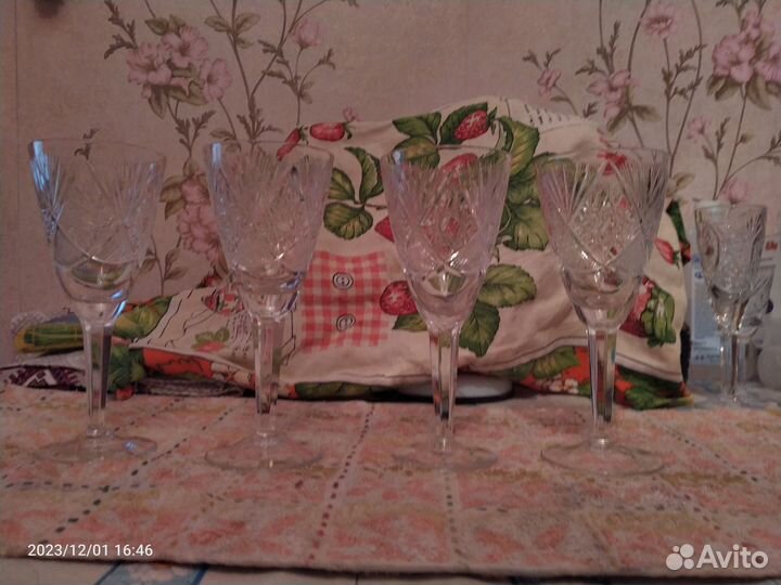 Хрустальные рюмки на ножке