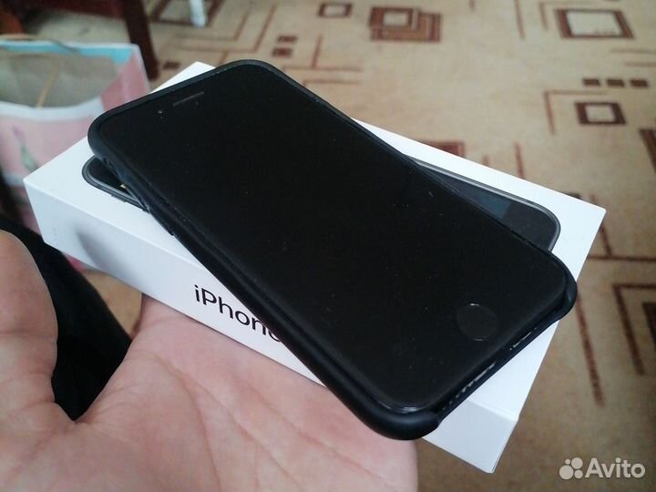 iPhone SE, 64 ГБ