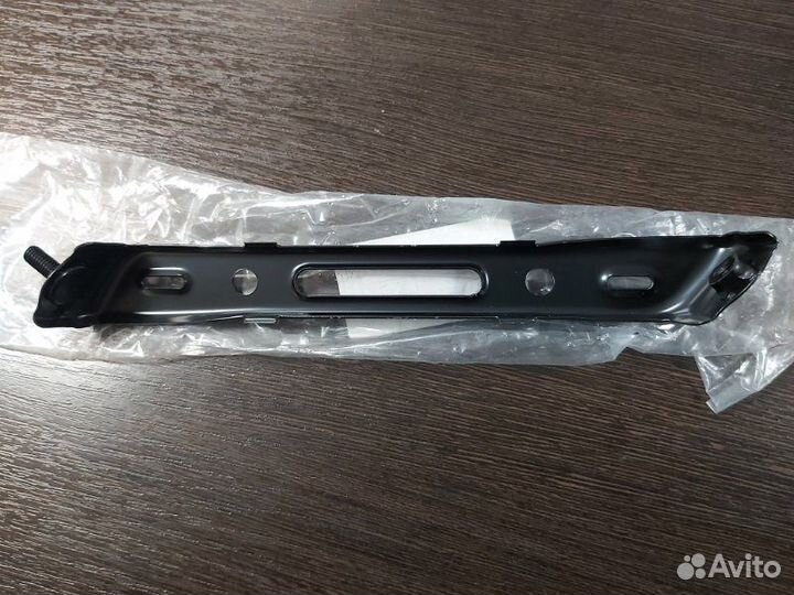 Кронштейн передний левый Toyota Land Cruiser 100