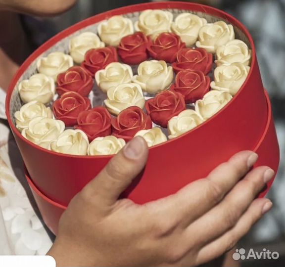 Шоколадные цветы/духи /косметика в круглой коробке