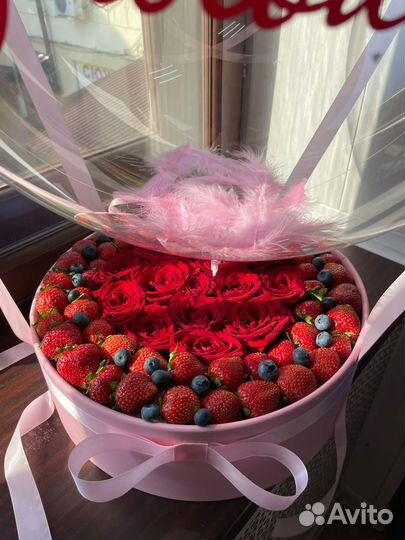 Букет с шаром, клубничный букет