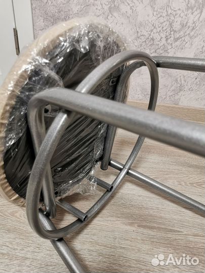 Бежевые стулья на металлокаркасе