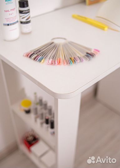 Стол для маникюра новый белый