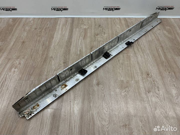 Кронштейн подножки правый Mercedes W164 ML 164