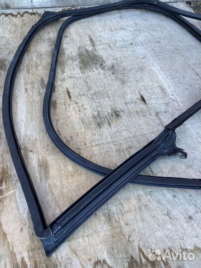 Уплотнитель передней левой даери Audi A5 8T