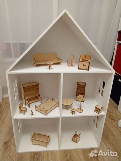 Большой кукольный домик с мебелью