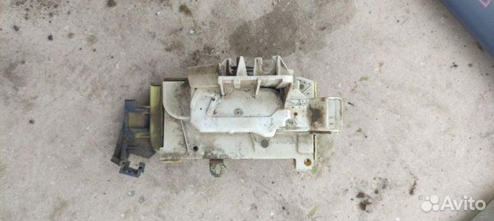 Замок двери задний правый Ford Focus 1