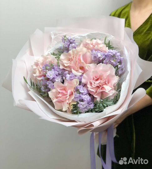 Букет цветов с розой и маттиолой, доставка