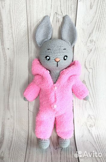 Вязаный заяц в комбинезоне