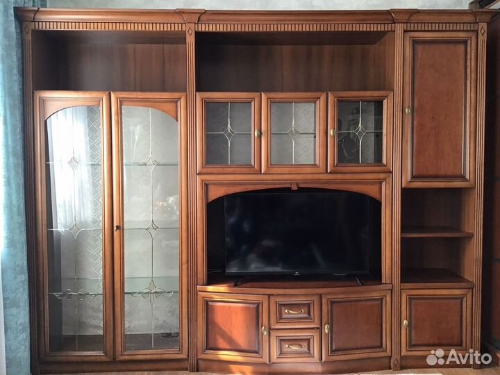 Стенка с фасадами из натурального дерева