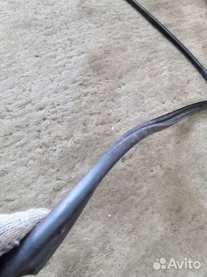 Уплотнитель проёма двери передний правый carisma