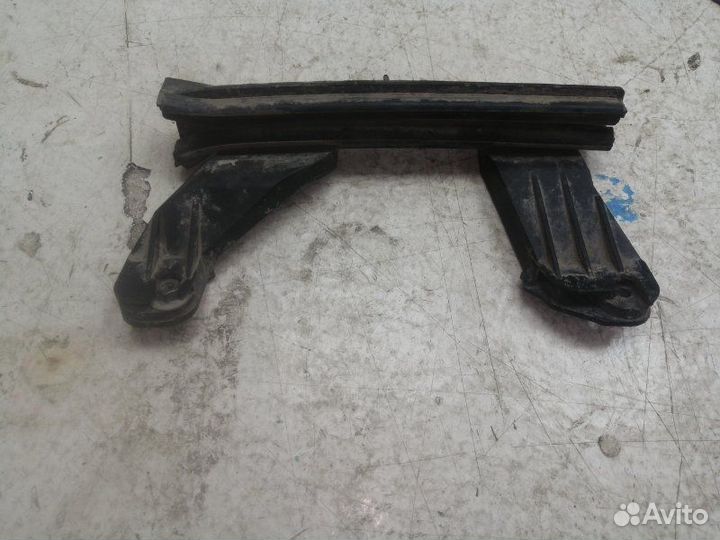 Направляющая стекла передняя левая Citroen C4