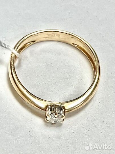 Золотое кольцо с бриллиантом
